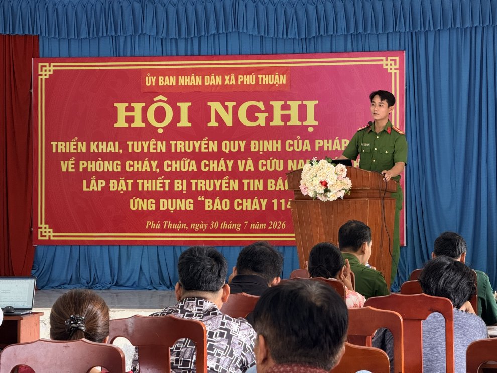 Cán bộ phòng Cảnh sát PCCC và CNCH triển khai thông tin pháp luật