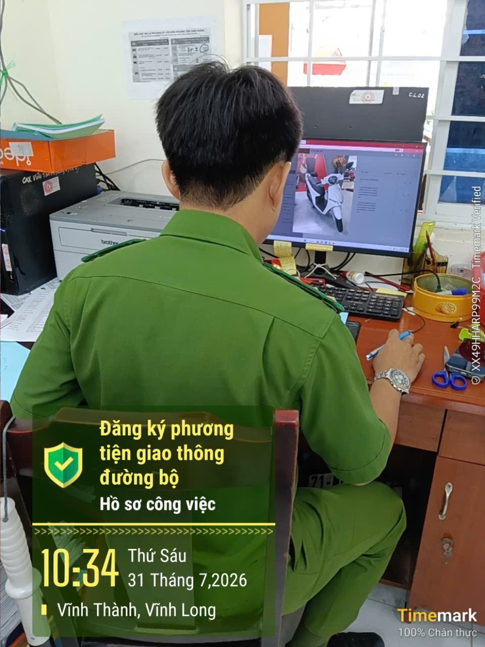 Cán bộ Tổ Cảnh sát trật tự Công an xã Vĩnh Thành tiến hành kiểm tra phương tiện và thực hiện thủ tục đăng ký xe cho người dân