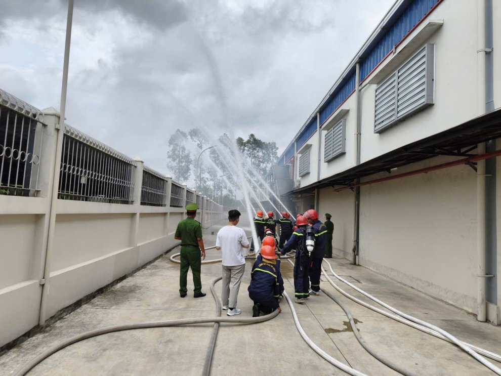 Cảnh sát phòng cháy chữa cháy và cứu nạn, cứu hộ Công an tỉnh phối hợp với lực lượng chữa cháy tại chỗ triển khai lực lượng dập tắt đám cháy