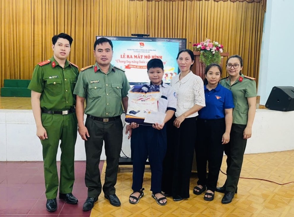 Chi đoàn Công an xã trao kinh phí hỗ trợ và nhu yếu phẩm cho học sinh