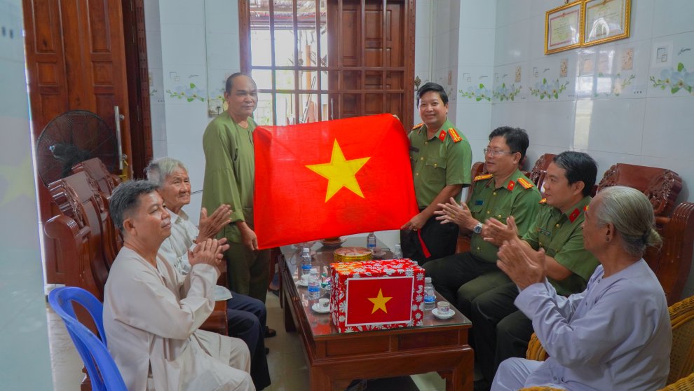 Công an tỉnh Vĩnh Long tặng cờ Tổ quốc các cơ sở tôn giáo nhân dịp Quốc khánh 02/9