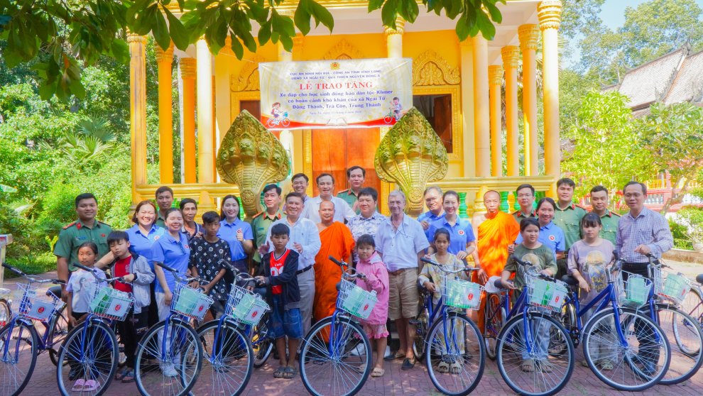 Cục An ninh nội địa và nhà tài trợ bàn giao xe đạp cho các em học sinh (4)