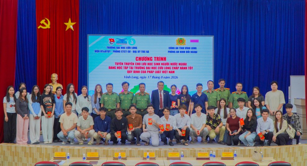 Đại biểu chụp ảnh lưu niệm cùng các em lưu học sinh