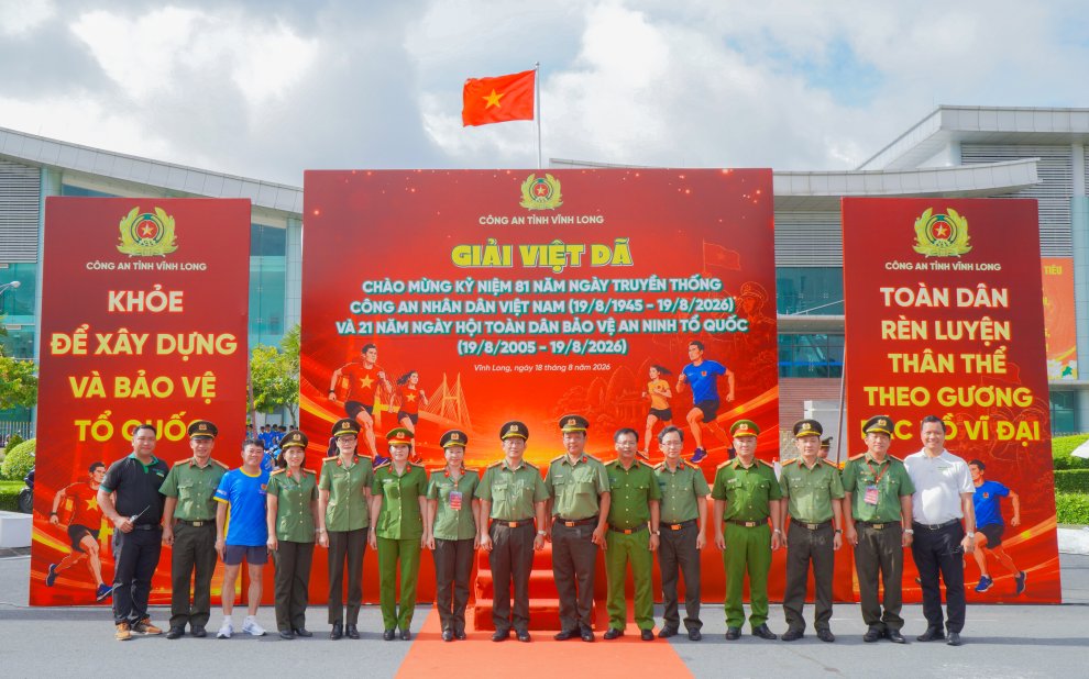 Đại biểu chụp ảnh lưu niệm