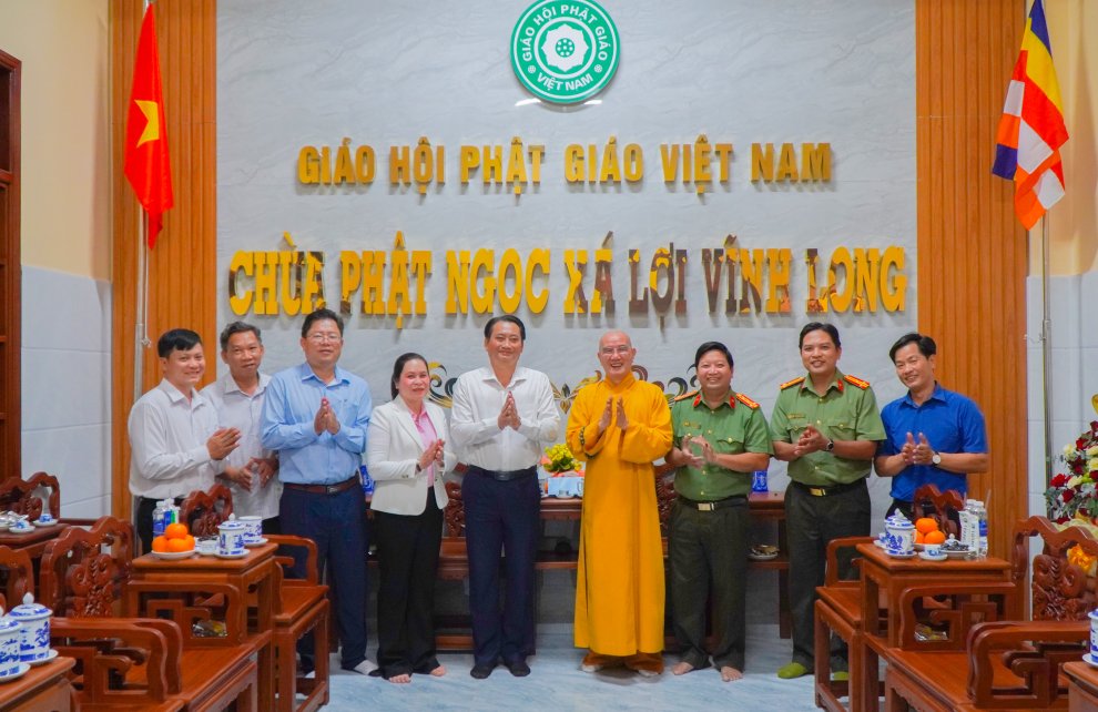 Đoàn chụp ảnh lưu niệm