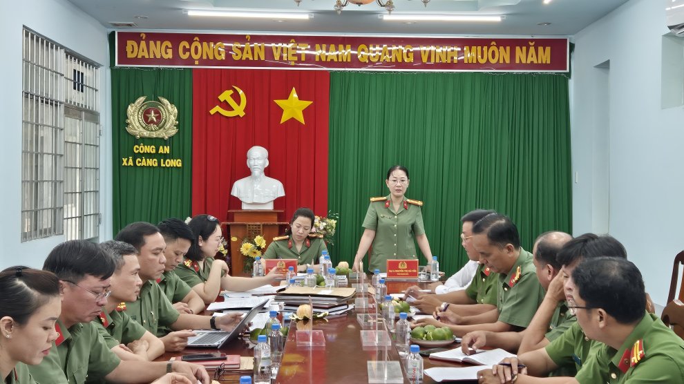 Cục Tổ chức cán bộ kiểm tra công tác cán bộ tại Trại Tạm giam số 3 và Công an xã Càng Long