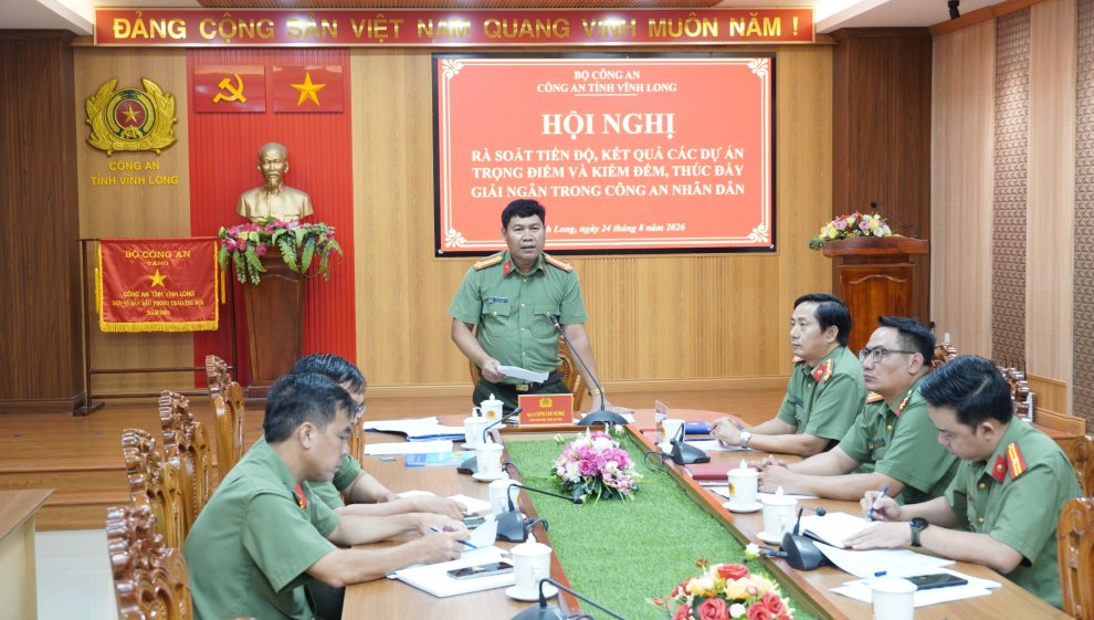 Đồng chí Đại tá Sơn Chí Hùng, Phó Giám đốc Công an tỉnh phát biểu tại hội nghị
