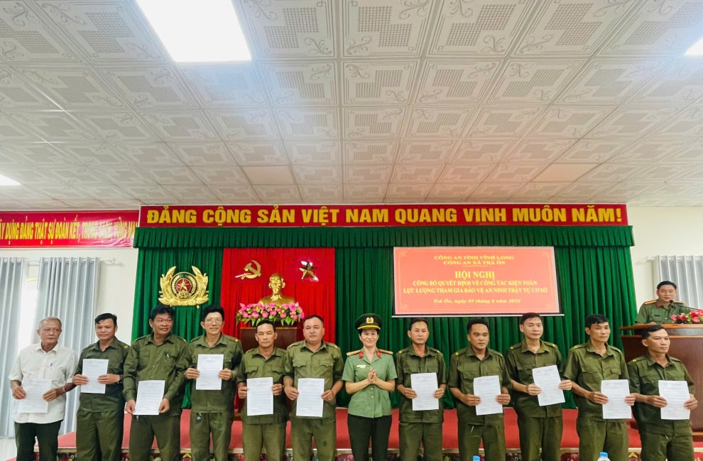 Đồng chí Trung tá Huỳnh Thị Thùy Trang Phó TCAX trao Quyết định