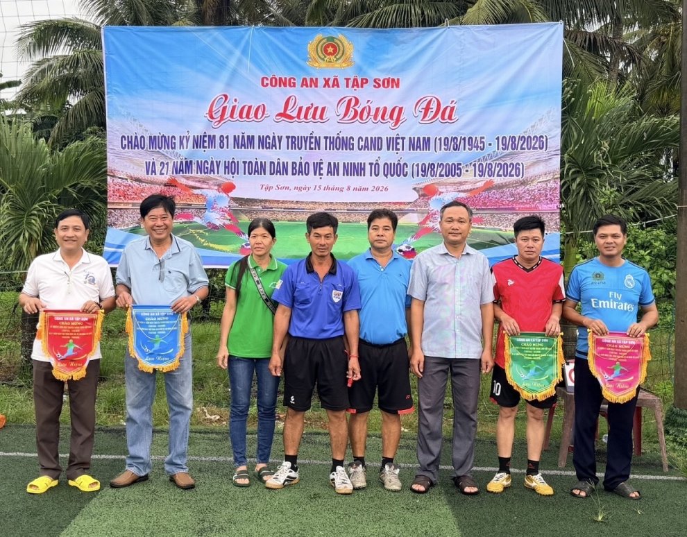 Hình 2 Ban Tổ chức trao tặng cờ lưu niệm