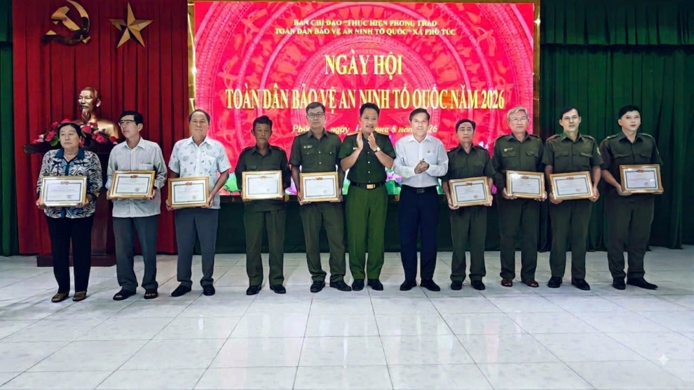 Hình ảnh các tập thể, cá nhân có thành tích xuất sắc trong phong trào toàn dân bảo vệ an ninh Tổ quốc nhận giấy khen