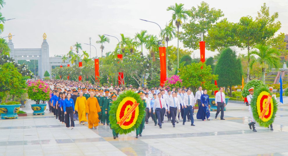 Thắp hương tưởng niệm các anh hùng liệt sĩ nhân kỷ niệm 81 năm Cách mạng Tháng Tám và lễ Quốc khánh