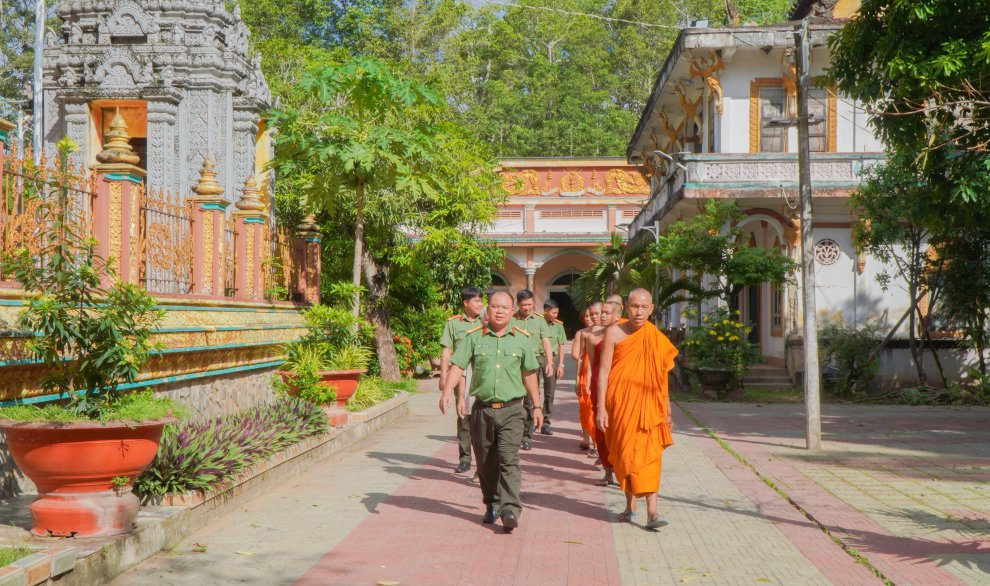 Lực lượng An ninh nội địa tuyên truyền với người có uy tín ở chùa