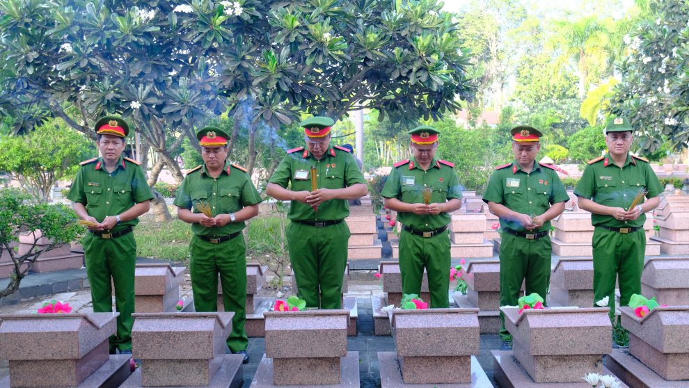 Lực lượng Công an thắp hương