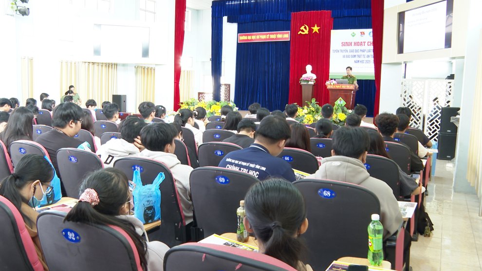 lực lượng Công an tuyên truyền cho hoc sinh sinh viên