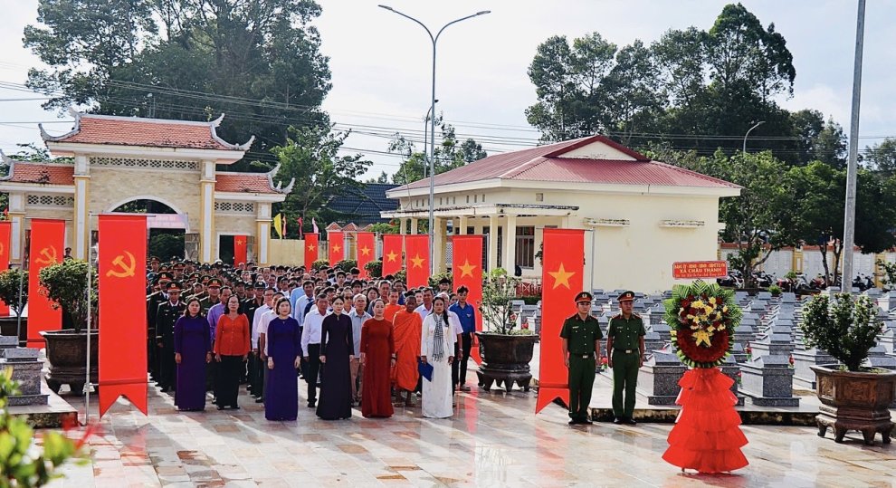 Công an xã Châu Thành tham gia thắp nến tri ân và viếng nghĩa trang liệt sĩ nhân kỷ niệm 79 năm ngày thương binh - liệt sĩ