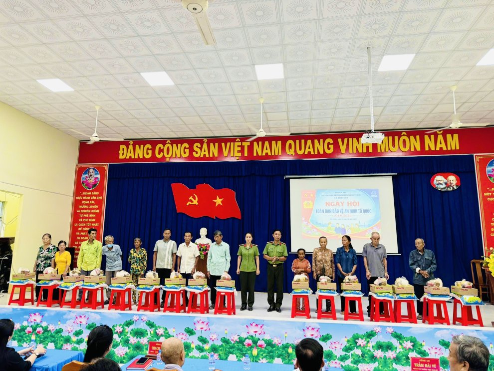 Phát quà cho các hộ gia đình có hoàn cảnh khó khăn