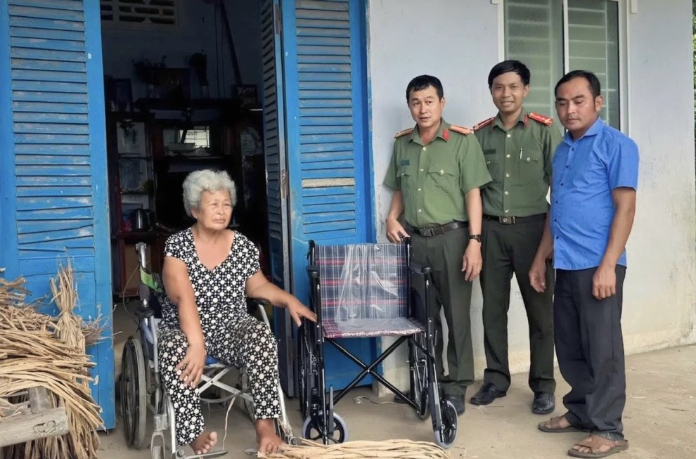 Công an xã Châu Thành chung tay hỗ trợ người yếu thế trên địa bàn
