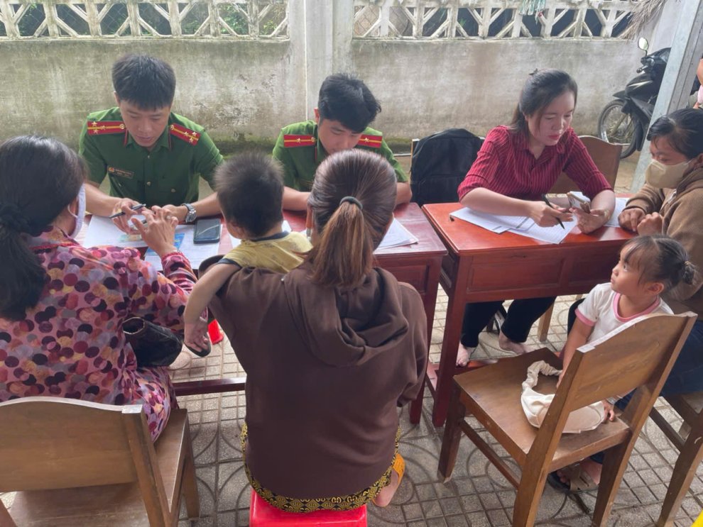 Quan cảnh hỗ trọ người dân thực hiện 1