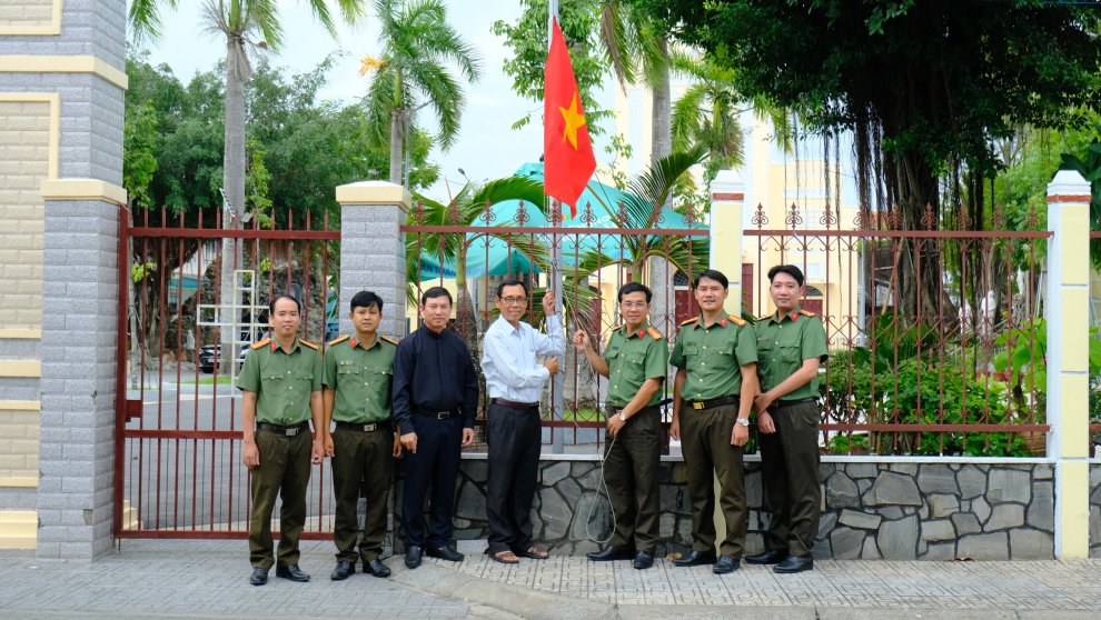 Tặng cờ 2