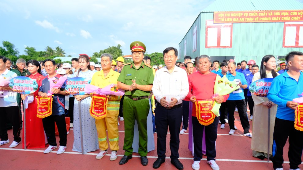 Tặng cờ, hoa