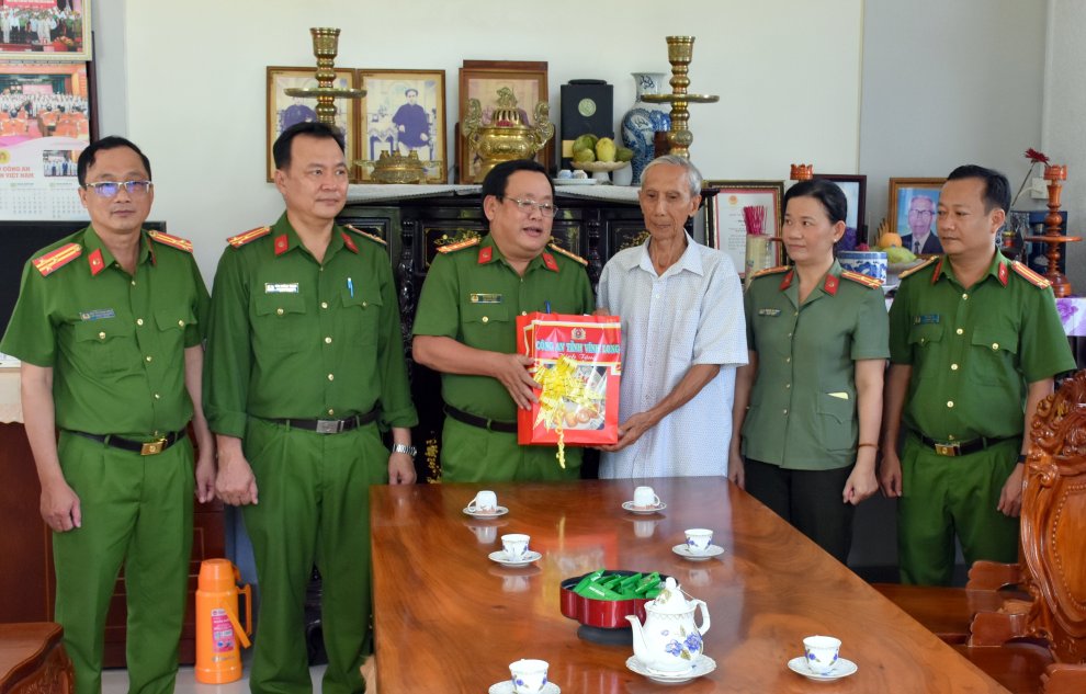 Đại tá Võ Công Bình thăm, tặng quà các đồng chí nguyên lãnh đạo Công an tỉnh