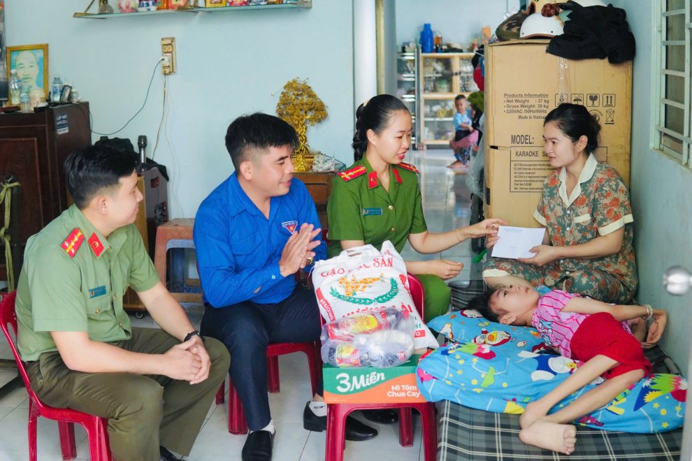 Thăm hỏi tặng quà cho trẻ em bị khuyết tật