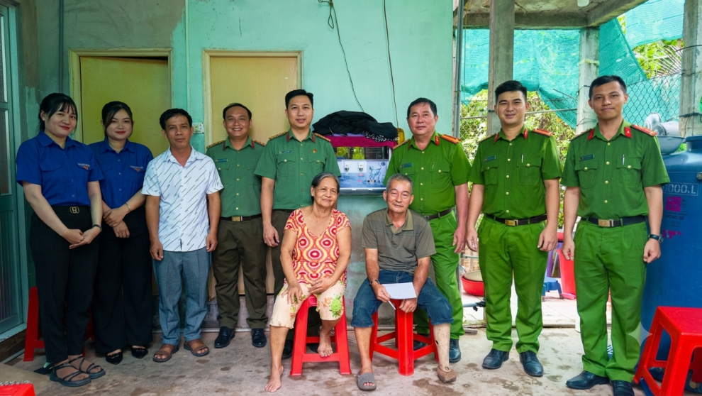 Thăm thương binh