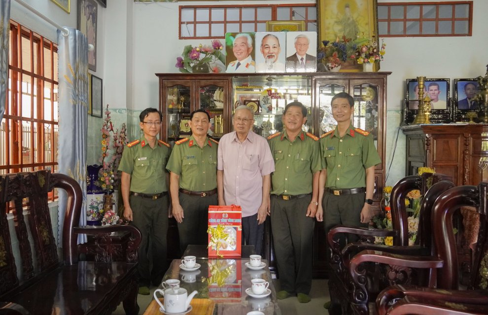 Đại tá Phan Ngọc Tính thăm, tặng quà các đồng chí nguyên lãnh đạo Công an tỉnh Vĩnh Long