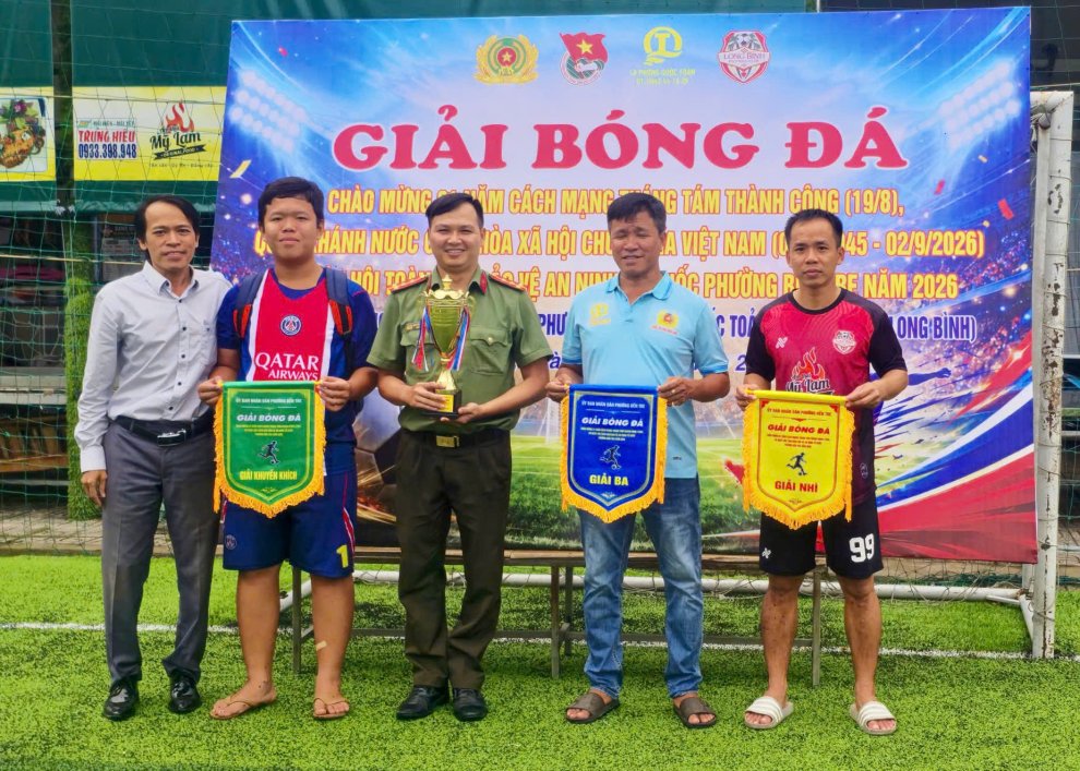 Trao giải giao lưu đá bóng