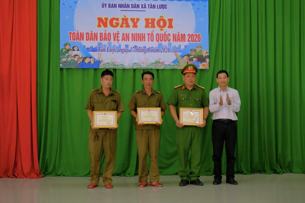 Trao thưởng cho các tập thể, cá nhân tiêu biểu trong phong trào
