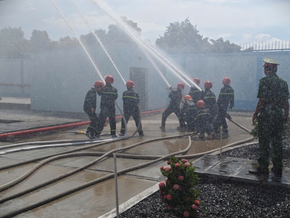 Triển khai lực lượng phương tiện dập tắt đám cháy