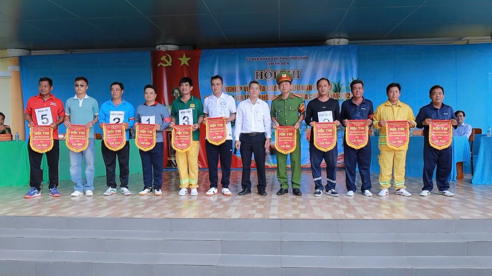 Trưởng ban tổ chức tặng cờ lưu niệm các Đội dự thi và Tổ trọng tài