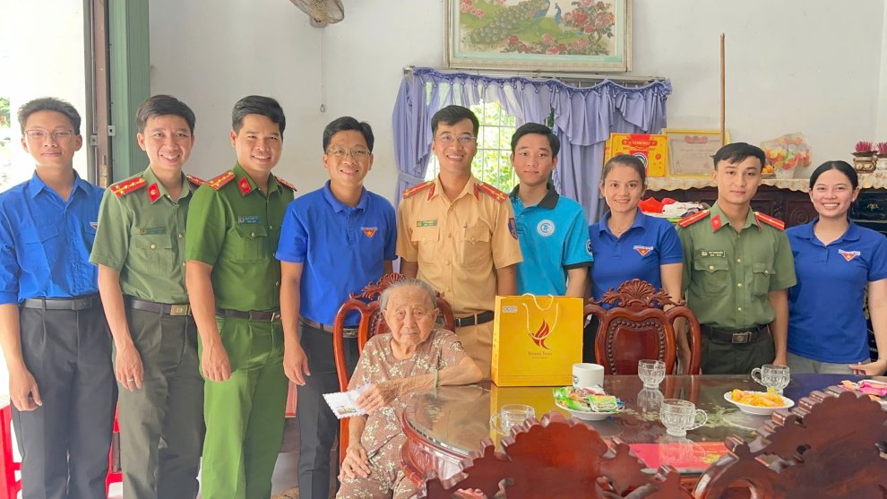 Đoàn cơ sở Phòng Cảnh sát giao thông thăm, tặng quà Mẹ Việt Nam anh hùng tại xã Trà Cú
