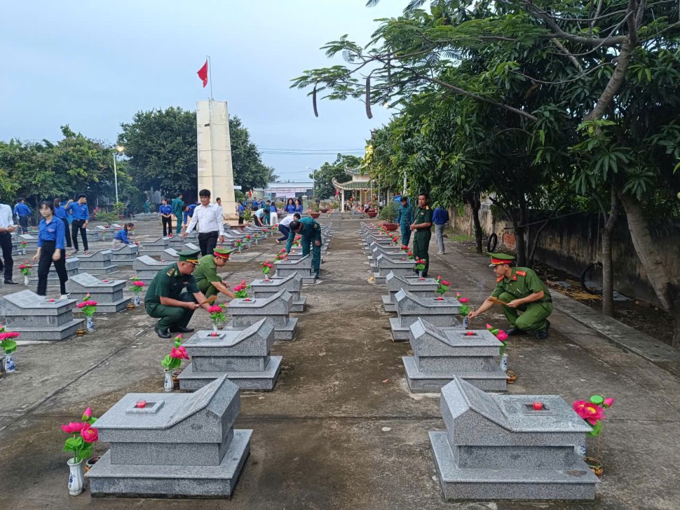 Tuổi trẻ Công an xã Thới Thuận tham gia thắp hương tri ân tại Nghĩa trang Liệt sĩ xã Thới Thuận