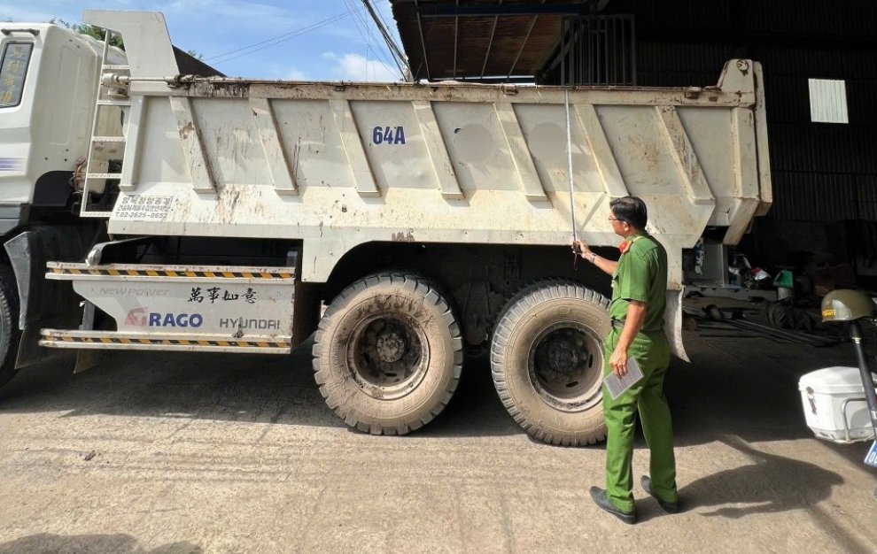 Công an xã Long Hồ tăng cường rà soát các phương tiện, góp phần bảo đảm trật tự, an toàn giao thông