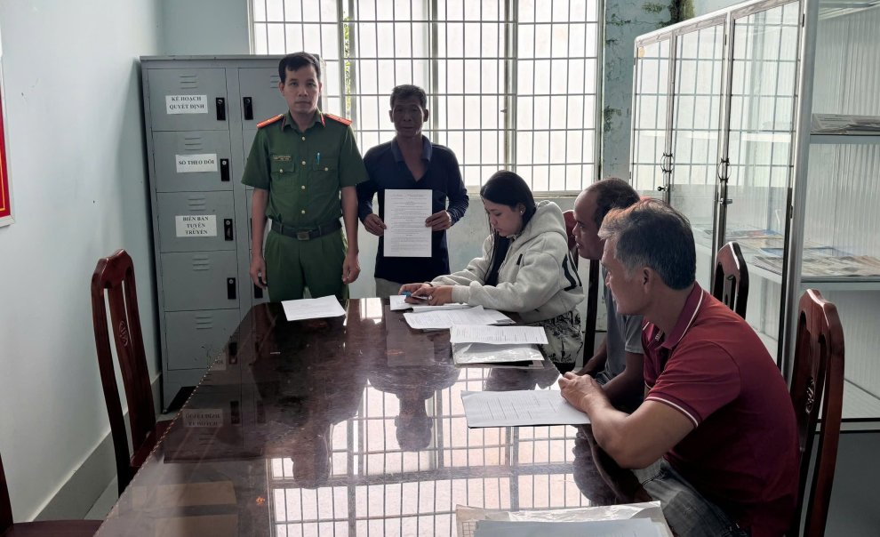 Công an xã Nhị Trường trao quyết định rút ngắn thời gian thử thách đối với người đang chấp hành án treo