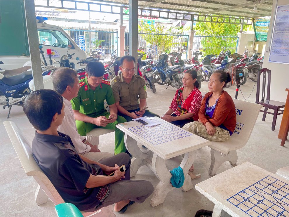 Công an xã Long Hòa đẩy mạnh hỗ trợ người dân kích hoạt tài khoản định danh điện tử mức độ 2