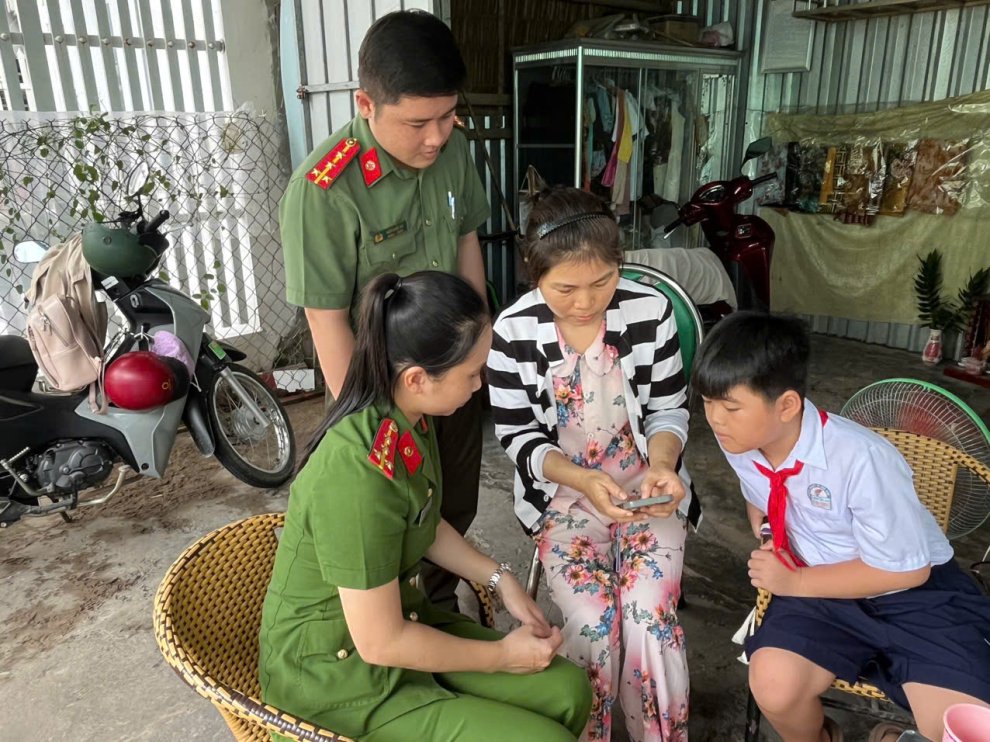 Chi đoàn Công an phường Hoà Thuận phát huy vai trò xung kích trong công tác tuyên truyền, hỗ trợ người dân thực hiện chuyển đổi số