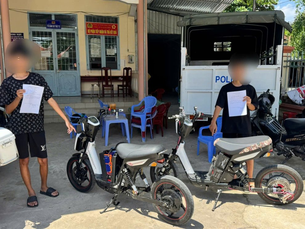 Công an xã Quới Thiện cảm hóa, giáo dục thanh, thiếu niên “độ, chế” xe đạp điện