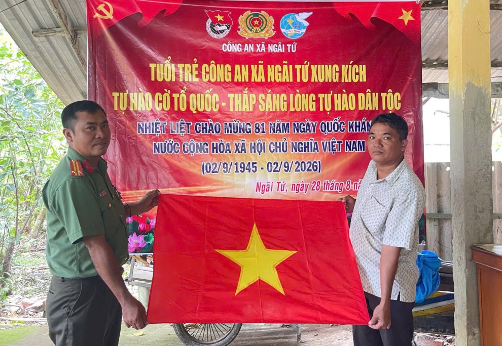 Chi đoàn Công an xã Ngãi Tứ tặng cờ Tổ quốc tại ấp Kỳ Son