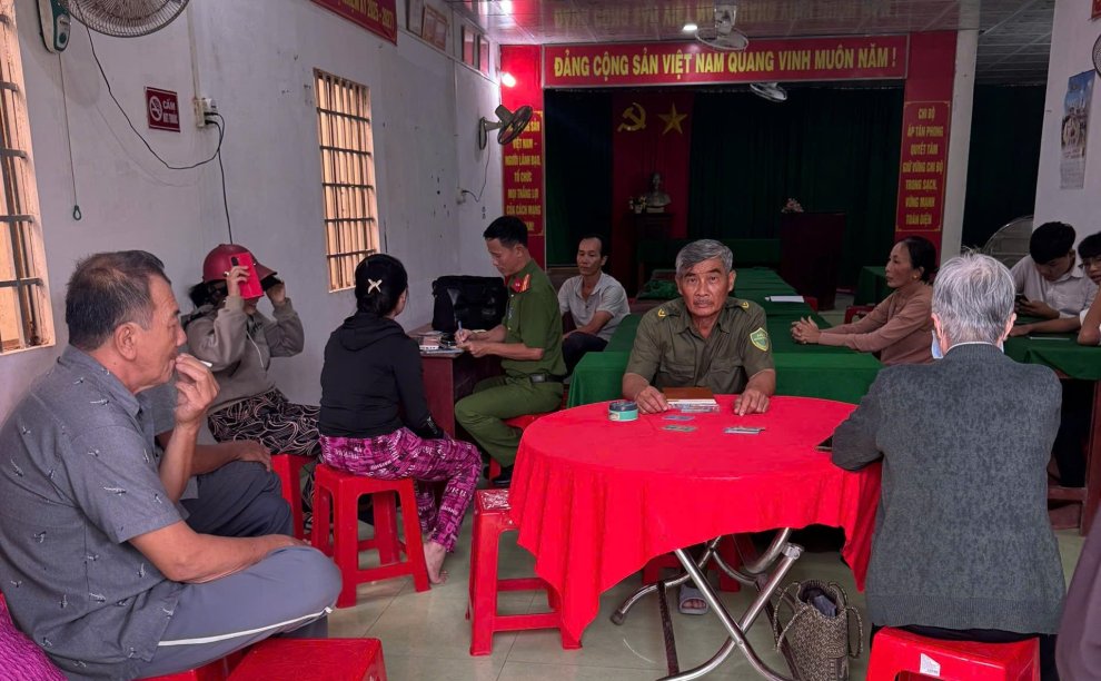 Công an xã Thành Thới hỗ trợ người dân kích hoạt tài khoản định danh điện tử mức độ 2