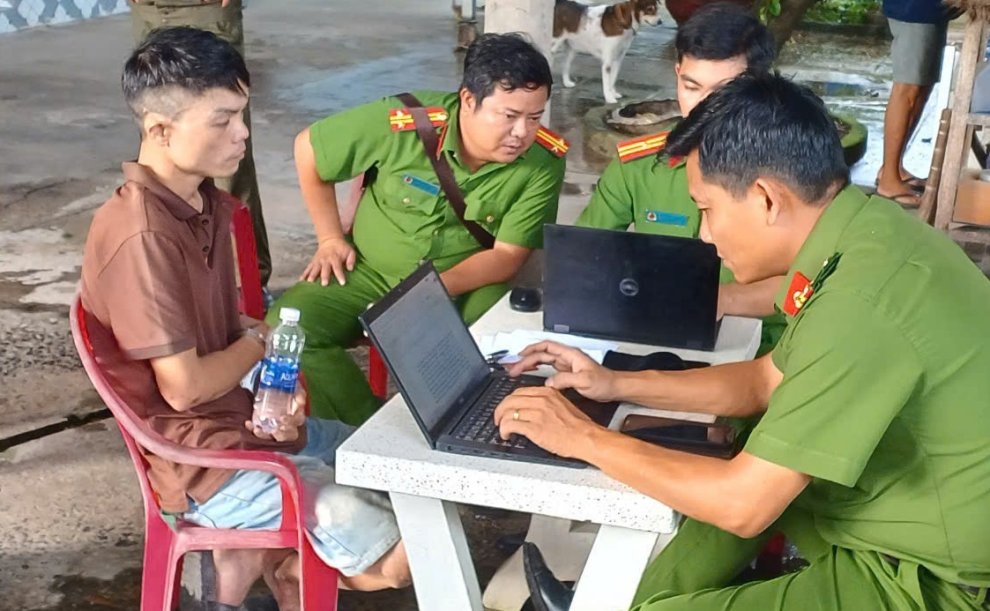 Công an xã Mỏ Cày phối hợp bắt giữ đối tượng tàng trữ trái phép chất ma túy trên Quốc lộ 57
