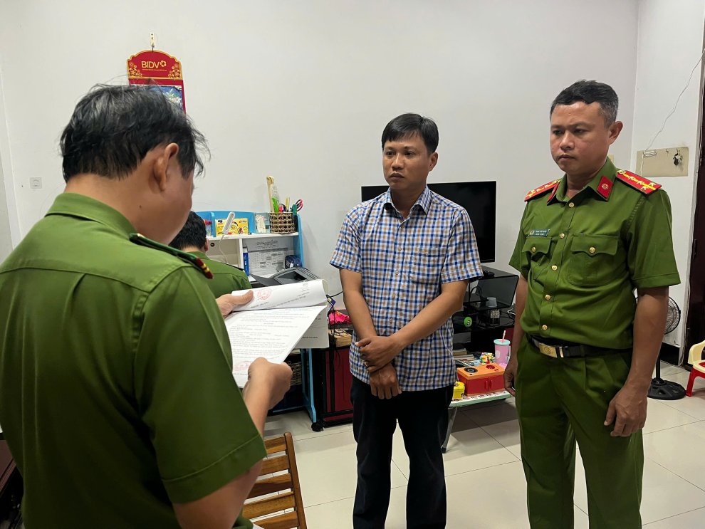 Khởi tố, bắt tạm giam bị can về hành vi can tội nhận hối lộ