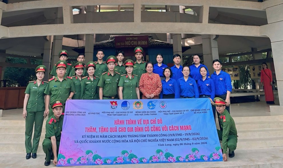 Trại Tạm giam số 2 phối hợp tổ chức hoạt động về nguồn và tri ân gia đình có công với cách mạng