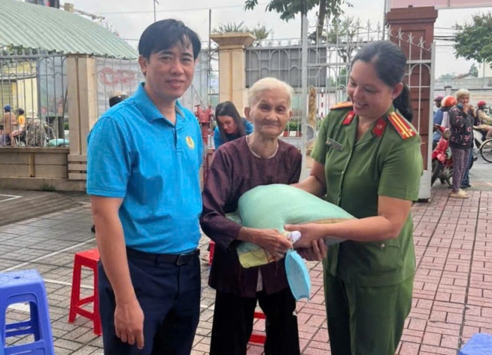 Công an phường Phú Khương lan tỏa tinh thần “Vì Nhân dân phục vụ” qua hoạt động an sinh xã hội