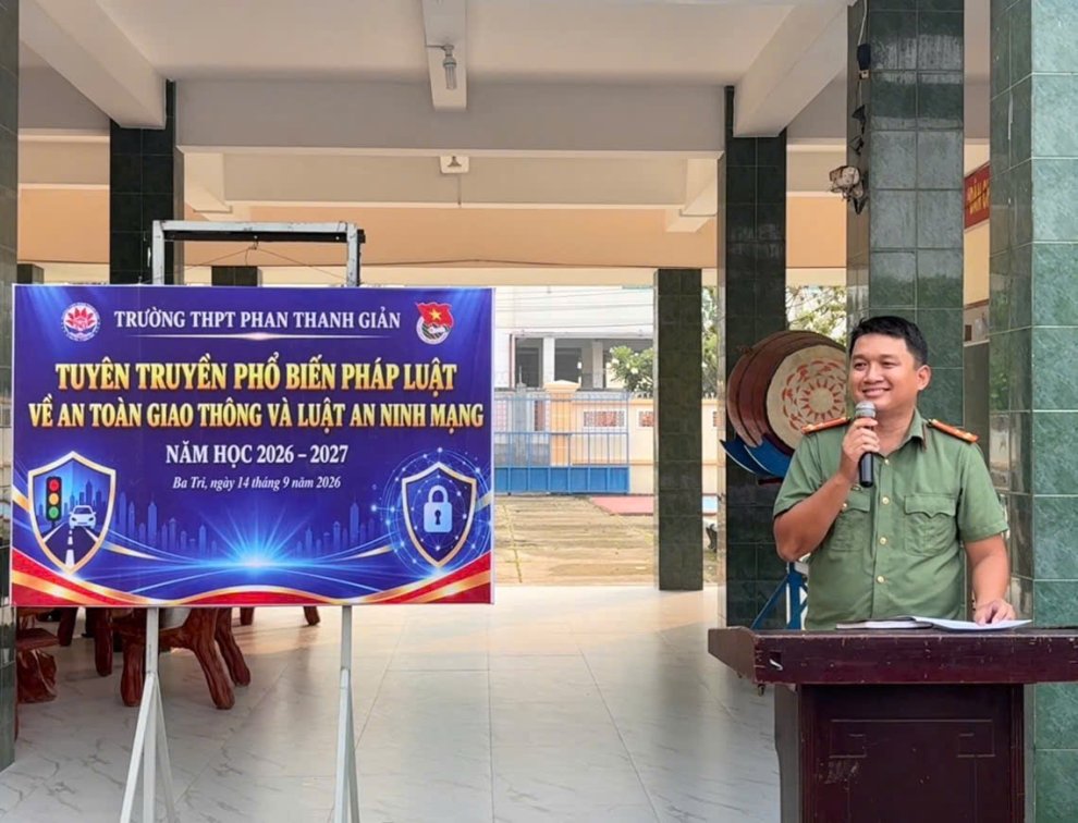 Công an xã Ba Tri tuyên truyền pháp luật về an toàn giao thông và an ninh mạng đối với học sinh