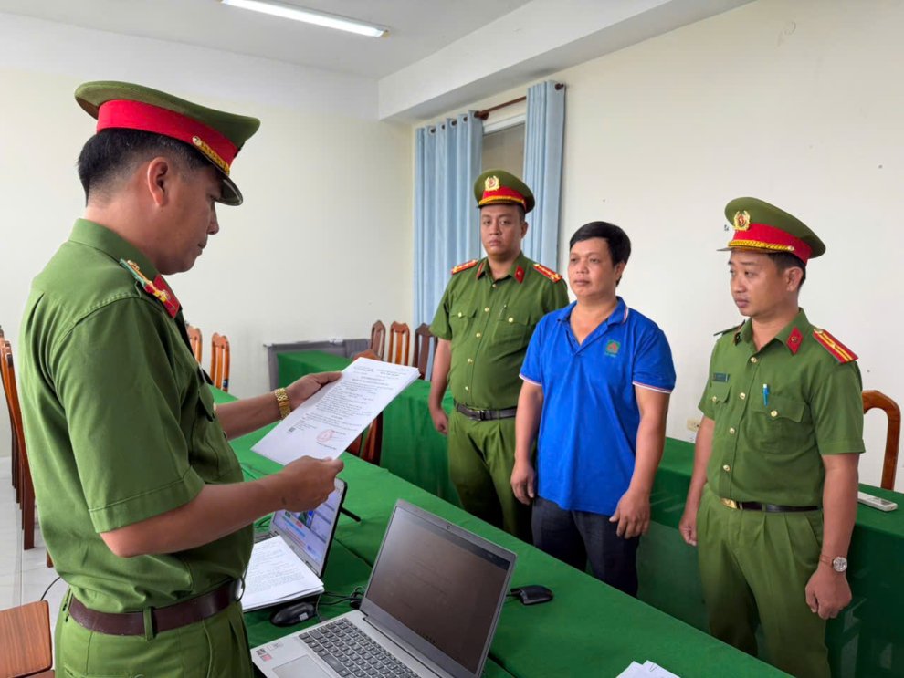 Khởi tố, cấm đi khỏi nơi cư trú đối tượng khai thác đất mặt ruộng trái phép