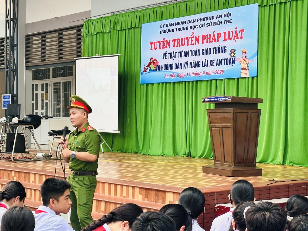 Công an phường An Hội tuyên truyền pháp luật về trật tự, an toàn giao thông tại trường THCS Bến Tre