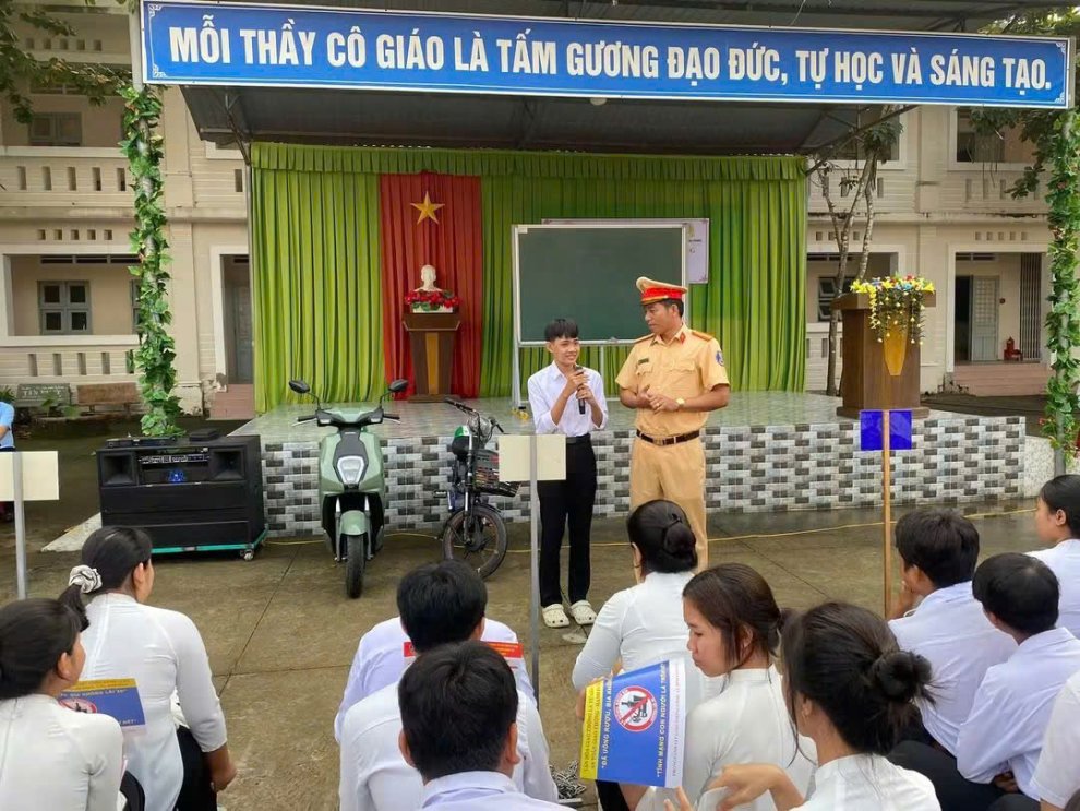 Hướng dẫn kỹ năng tham gia giao thông an toàn cho 2.200 học sinh