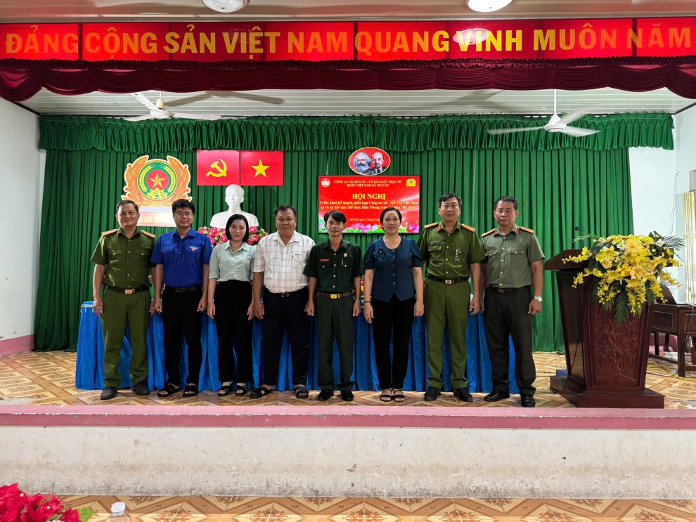 Công an xã Mỏ Cày triển khai Kế hoạch phối hợp và ký kết quy chế thi đua “Ba nhất”